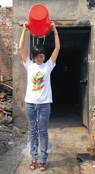 20日下午，央視主持人張泉靈參與“冰桶挑戰(zhàn)賽”。圖片來自微博