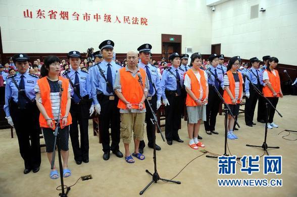 8月21日，被告人張帆、張立冬、呂迎春、張航、張巧聯(lián)到庭。法庭逐一核對(duì)被告人身份。