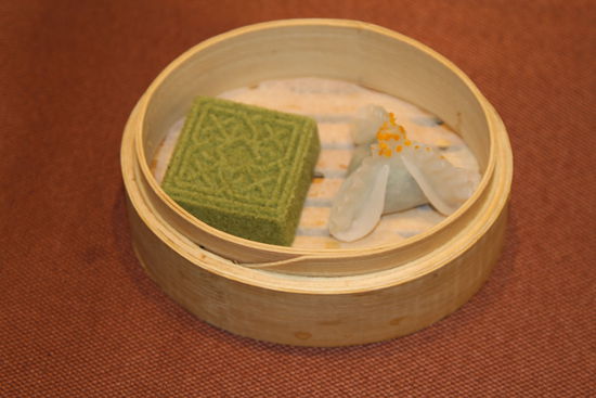 金陵茶香方糕和狀元餃。 花惠生 供圖