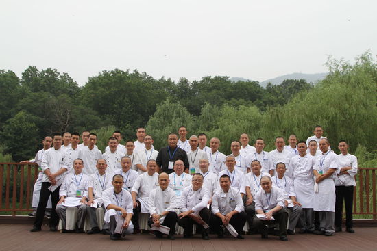 幾十位光頭廚師的大合照。 花惠生 供圖