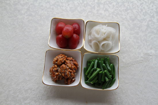 四調(diào)味：圣女果、蓮藕、核桃仁、小黃瓜。 花惠生 供圖