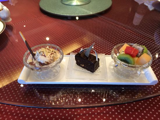 西點水果拼盤、巧克力布朗尼、冰淇淋。 花惠生