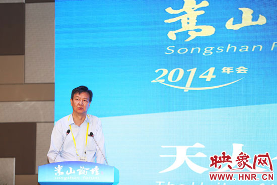 國(guó)務(wù)院發(fā)展研究中心原副主任、研究員盧中原演講。