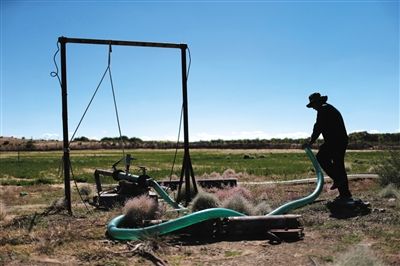 　布日古德起動水泵，等了幾分鐘才有水上來，沒抽一會兒就沒水了，等一陣子才能繼續(xù)抽。