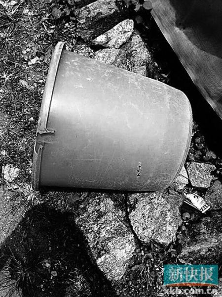 　　事發(fā)現(xiàn)場發(fā)現(xiàn)的彈孔。