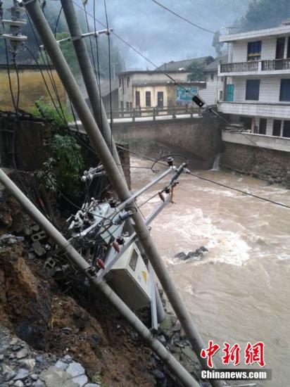 9日以來，陜西省鎮(zhèn)巴縣持續(xù)出現(xiàn)強秋淋天氣，21鎮(zhèn)不同程度受災(zāi)，電力、交通、移動通訊一度中斷。