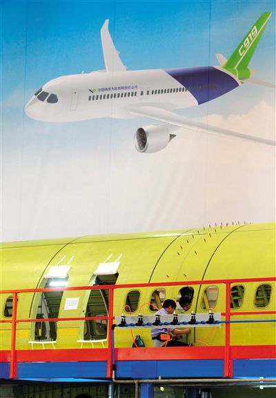 昨日，中國商飛總裝制造中心技術(shù)人員對接C919首架機的機體。新華社記者 丁汀 攝