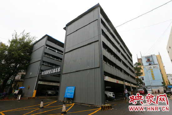 目前，市區(qū)內(nèi)的停車場數(shù)量還不能滿足廣大市民的需求。