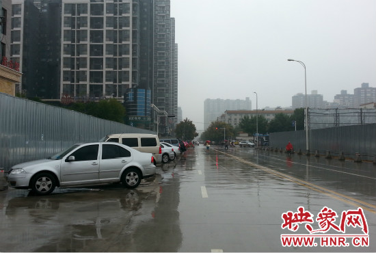 由于停車場分配不均，廣大私家車主選擇將車停在路邊。