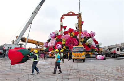 吊裝現(xiàn)場。昨晚，天安門立體主花壇“祝福祖國”完工，今天起供游人參觀。