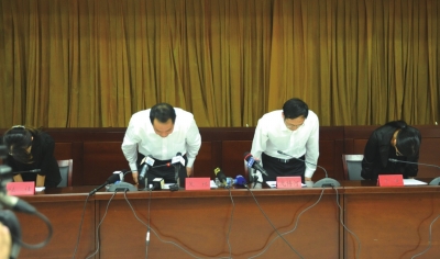 昆明通報(bào)明通小學(xué)踩踏事故原因，官員鞠躬致歉。圖/東方IC