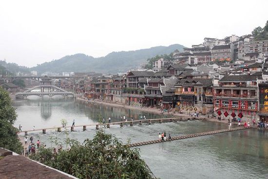 鳳凰古城以被吐槽七次高居最想吐槽榜榜首，而這七次吐槽全部來自在鳳凰古城隨機(jī)采訪的10名游客中。