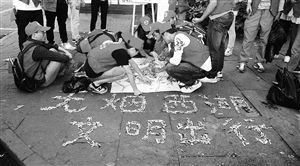 　志愿者用撿來(lái)的煙頭，拼起了“無(wú)煙西湖”圖案 通訊員供圖