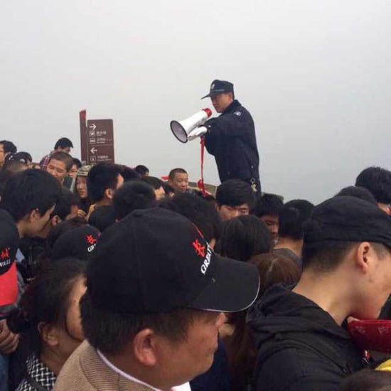 八達(dá)嶺長(zhǎng)城上保安在維持秩序。