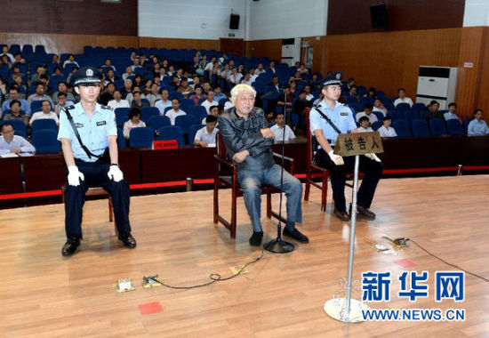 9月29日，方廣云在庭審現(xiàn)場。當(dāng)日，“合肥房叔”腐敗窩案核心人物方廣云在安徽省廬江縣出庭受審。 新華社記者 郭晨 攝