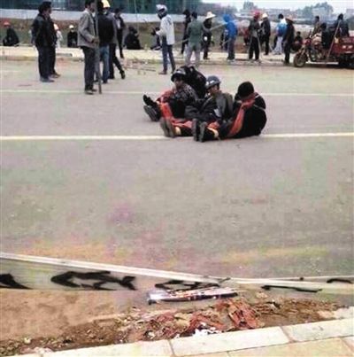 14日，沖突現(xiàn)場，幾名頭戴鋼盔的人被捆綁著。圖/東方IC