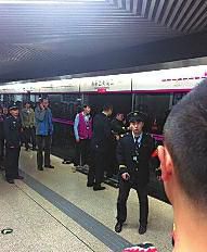 昨日18時57分，北京地鐵5號線惠新西街南口一女子遭遇不幸。昨晚9時記者在中日友好醫(yī)院發(fā)現(xiàn)女子已不幸身亡，女子遇險是被夾在安全門和地鐵門中間，列車啟動后掉下站臺。