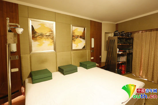 雖然在五星級飯店房間駐守，但武警官兵自帶被褥及生活用品，將兩張單人床拼成三人通鋪使用。