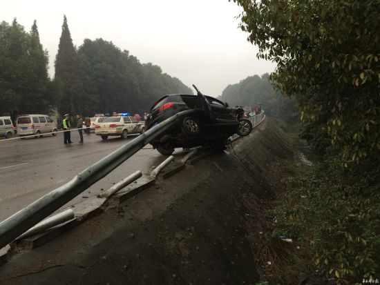 瘋狂途觀撞人逃逸又惹禍，一家四口殞命車輪