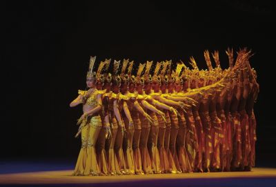 在歡迎晚宴上，上演經(jīng)典節(jié)目千手觀音。新華社發(fā)