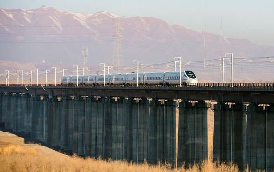 11月16日，從烏魯木齊南站首發(fā)的D8602次列車駛往哈密。