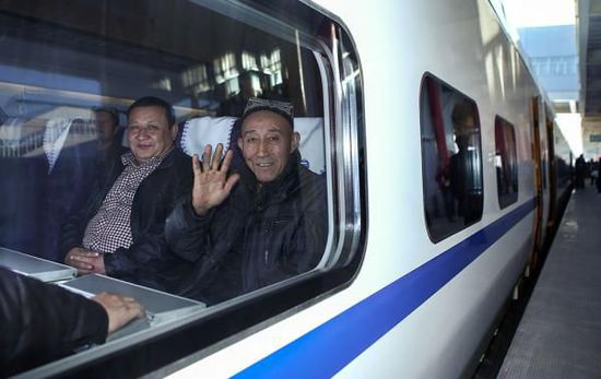 11月16日，旅客乘坐從烏魯木齊南站首發(fā)的D8602次列車。