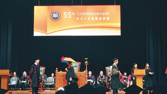 　浸會(huì)大學(xué)校長陳新滋拒絕為支持占中者頒發(fā)畢業(yè)證