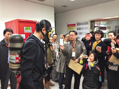 昨天，地鐵4號線北京南站站，地鐵工作人員為人大代表演示應(yīng)急氧氣瓶佩戴方式。新京報記者