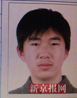 犯罪嫌疑人李小龍，27歲，唐山樂亭人。村干部說李小龍經(jīng)常把自己關(guān)在家里