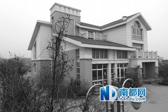 　馬超群在赤土山村村委會旁的別墅，就是以“自來水維護(hù)站”的名義拿的地。