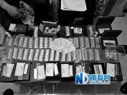 　馬超群家中金條清點(diǎn)現(xiàn)場。