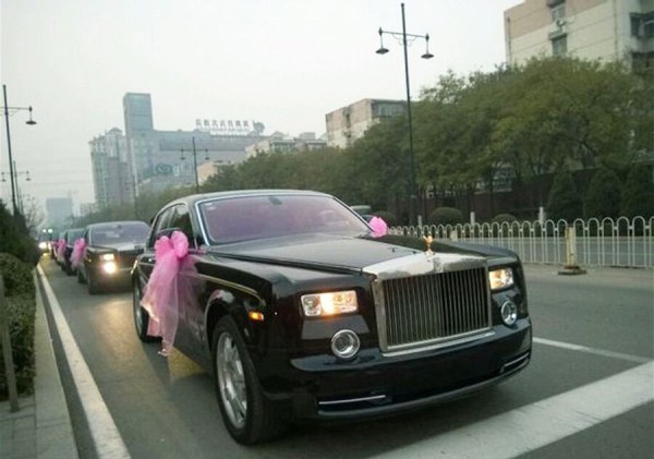 　11月23日，河北唐山街頭現(xiàn)價值超過2個億的婚禮車隊。