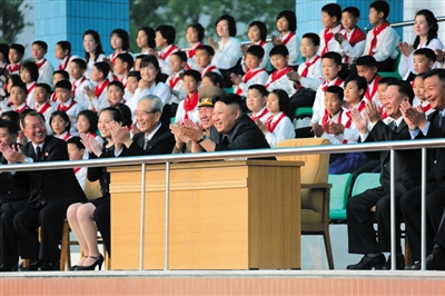 5月2日，金正恩與金與正（前排左二）一起觀看比賽。