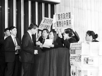 撐警大聯(lián)盟召集人李偲嫣2日到特首辦請?jiān)?，要求政府?yán)厲處置“占中三子”和“雙學(xué)”的代表。