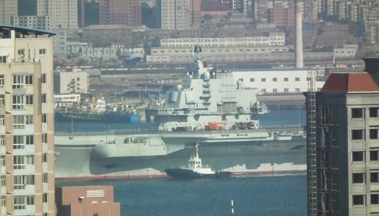 青島軍港周圍高樓林立，一睹遼寧號(hào)真容只需要一個(gè)好天氣（資料圖片）