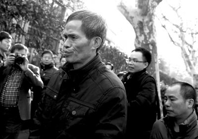 被告人林森浩的父親林尊耀準備進入法院。