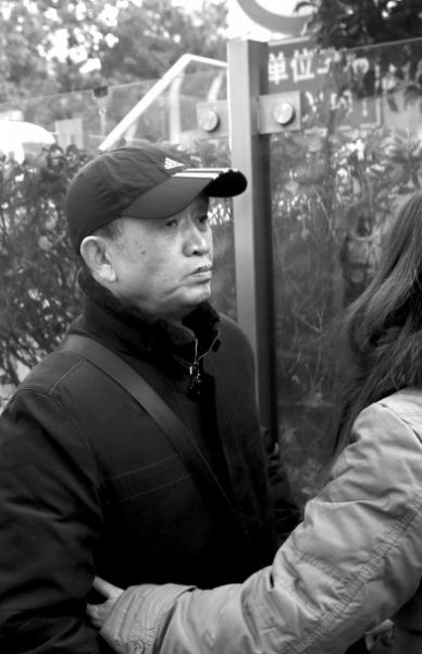 受害人黃洋的父親黃國強準備進入法院。