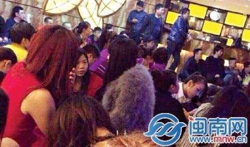 酒店內(nèi)，男男女女被分開而坐