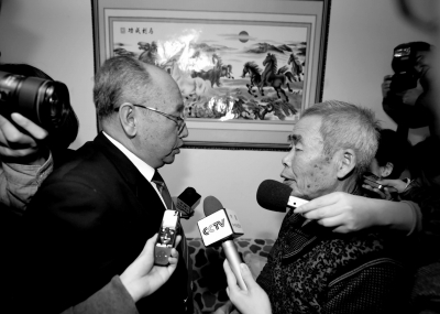 15日，內蒙古高院副院長趙建平（左）帶隊向呼格吉勒圖父母送達再審法律文書。