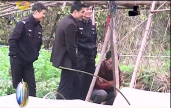 一個(gè)見習(xí)警官，一個(gè)二級警司，和一個(gè)便衣人員站在菜地里笑。