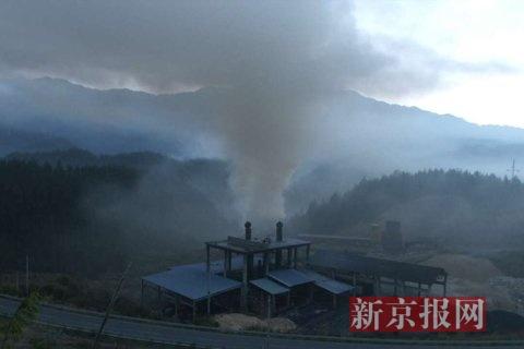污染企業(yè)排放煙塵。當?shù)鼐W(wǎng)友供圖