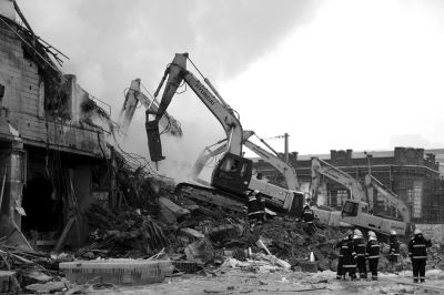 3日下午，挖掘機在現(xiàn)場作業(yè)。 譚青/攝