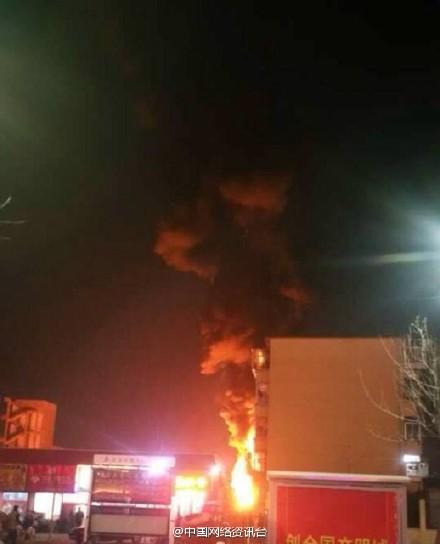 河北秦皇島一廠房發(fā)生火災(zāi)，現(xiàn)場火勢兇猛。