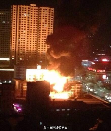 河北秦皇島一廠房發(fā)生火災(zāi)，現(xiàn)場火勢兇猛。