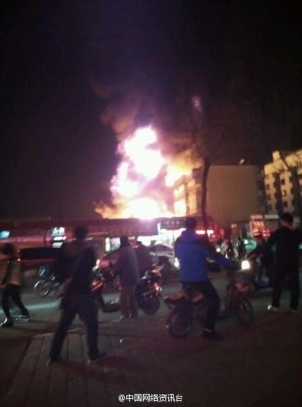 河北秦皇島一廠房發(fā)生火災(zāi)，現(xiàn)場火勢兇猛。