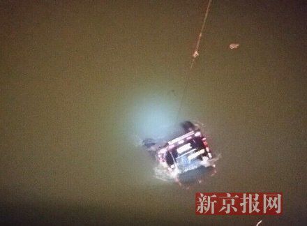 運(yùn)鈔車打撈現(xiàn)場。