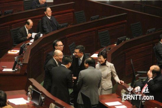 答問(wèn)大會(huì)之前，港府司局長(zhǎng)等高官聚談（中評(píng)社 鄧冠英攝）