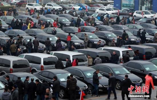 2015年1月25日，首批國家和中央機(jī)關(guān)取消的公務(wù)用車在北京亞運(yùn)村汽車交易市場(chǎng)拍賣。106輛公務(wù)用車