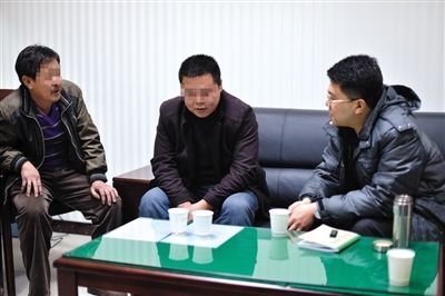 1月7日，陜西省榆林市，國(guó)家信訪局第五督查組成員王治鐸（右一）與兩名信訪人約談。 楊凱 攝