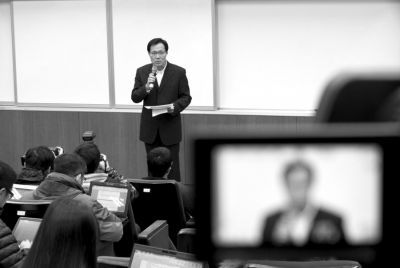 2月8日，在臺北福華會館，復(fù)興航空代表劉忠繼向媒體介紹家屬說明會溝通情況。新華社發(fā)